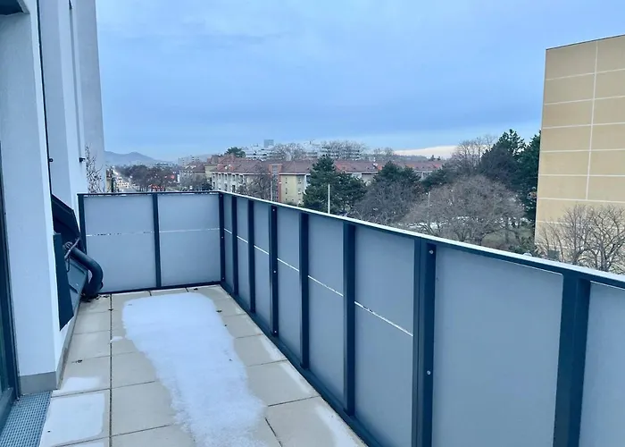 Rooftop Modern With Free Parking *